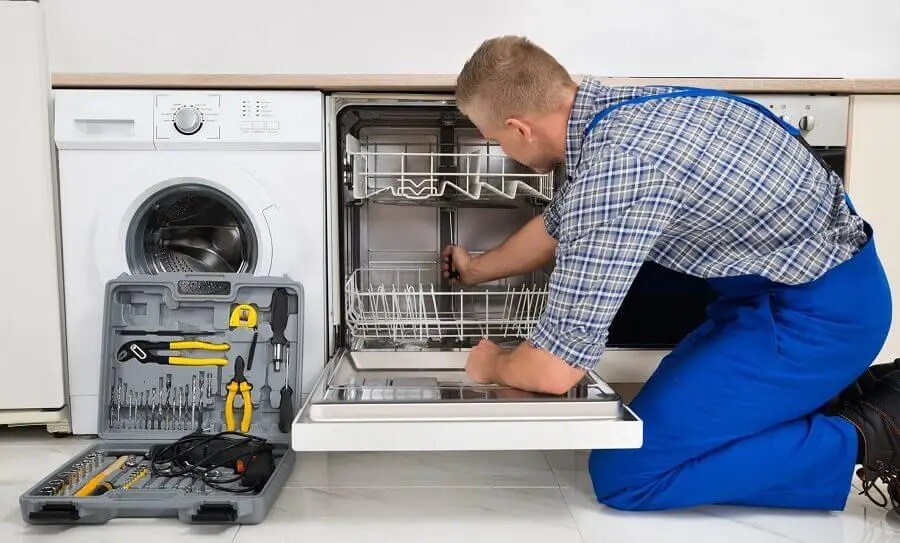 Bayındır Termoteknik servisi teknisyen ekibi beyaz eşya tamiri yaparken